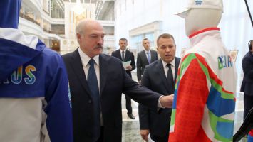 Лукашенко показали форму белорусских атлетов и волонтеров на II Европейских играх