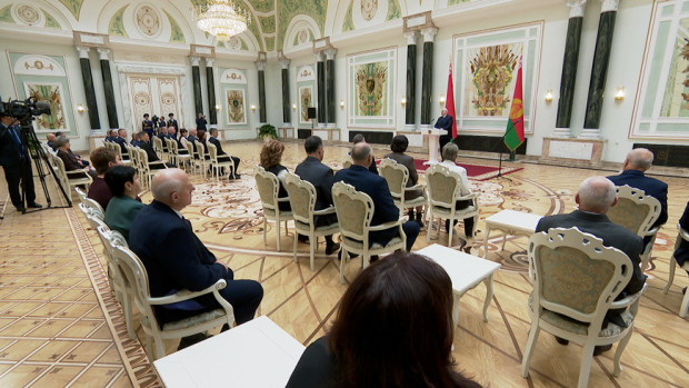 &quot;Вами гордится страна!&quot; Лукашенко вручил награды заслуженным аграриям Беларуси