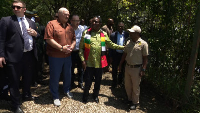 В последний день визита в Зимбабве Лукашенко вместе с Мнангагвой посетили водопад Виктория