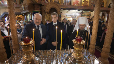 Лукашенко зажег рождественскую свечу в минском храме Преподобных Оптинских старцев