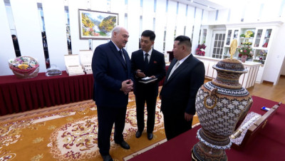 Оружие, золотые изделия, предметы искусства. Лукашенко и Ким Чен Ын обменялись подарками