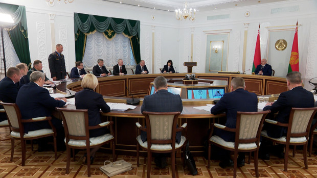 Лукашенко поручил минимизировать все риски в период уборочной