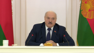 Лукашенко чиновникам: не хотите воевать - боритесь в полях и на заводах, встряхнитесь!