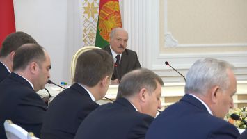 Лукашенко требует создавать в регионах условия и стимулы для привлечения трудовых ресурсов