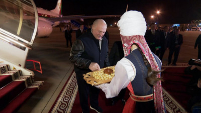 Лукашенко прибыл с рабочим визитом в Кыргызстан на саммит СНГ
