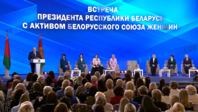 Лукашенко: женское движение стало в Беларуси той силой, с которой нельзя не считаться