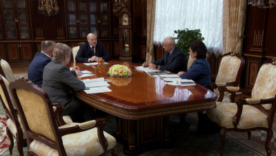 "Кризис - это тяжело, но это шанс". Лукашенко видит новые возможности для легкой промышленности