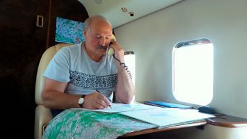 Лукашенко в воскресенье вновь контролировал ход уборочной кампании с воздуха