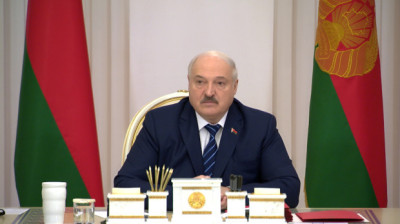 Лукашенко - чиновникам: мы должны защитить суверенную Беларусь своим трудом, кровью, потом и жизнью 