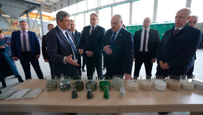 Лукашенко в Гродно посетил новое стекольное производство 