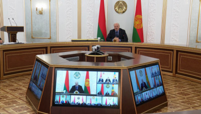Лукашенко требует не пенять на погоду, а усердно трудиться в полях. Какова ситуация в каждом регионе?