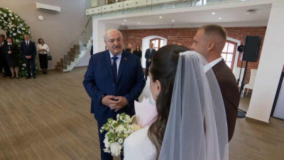 Лукашенко в Минске побывал на церемонии бракосочетания и поздравил молодоженов