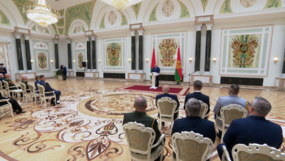Лукашенко вручил государственные награды заслуженным представителям различных сфер