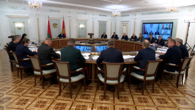 &quot;Мужики, в бой!&quot; Лукашенко требует по-военному решать задачи в ходе нынешней уборочной кампании