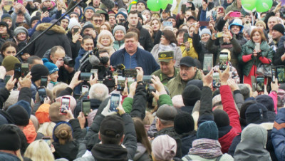 Лукашенко посетил чемпионат по колке дров среди журналистов