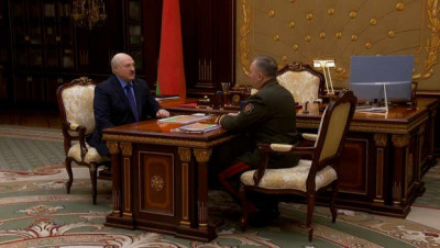 Министр обороны пришел на доклад к Лукашенко с ядерной бомбой