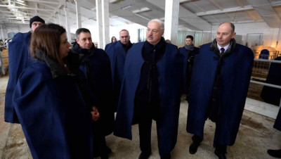 Рабочая суббота у Президента. Куда внепланово приехал Лукашенко и почему взялся за вилы