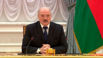 "Бросают ложку дегтя в бочку меда" - Лукашенко ответил на измышления в российских СМИ о сотрудничестве с Беларусью