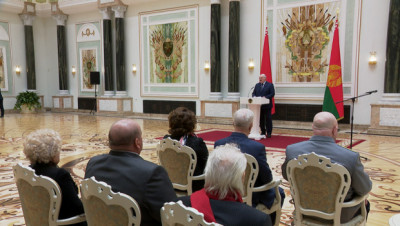 Лукашенко в преддверии Дня Победы вручил государственные награды