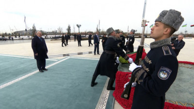 Лукашенко в Ташкенте возложил венок к монументу Независимости 