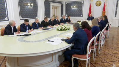 Приведение отдельных законов в соответствие с Конституцией обсудили на совещании у Лукашенко
