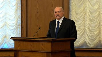 Лукашенко: предприятия должны обеспечивать чистую продажу валюты, а не выкачивать ее из страны