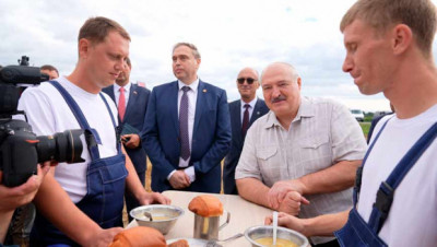 "Ну как кормят? Ничего?" Лукашенко пообедал в поле с комбайнерами и обсудил с ними новую технику