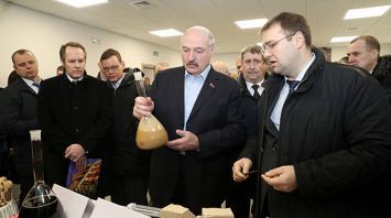 Лукашенко посетил Слуцкий дрожжевой завод