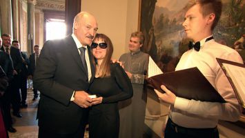 Лукашенко подарил памятную медаль Папы Римского участнице шоу "Голос" Патриции Кургановой