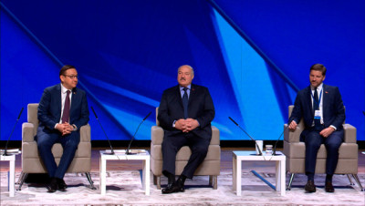 Лукашенко вспомнил о своей первой пробе пера и рассказал, какой &quot;кулак&quot; хотел бы видеть в районных СМИ