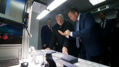 Лукашенко посетил ювелирный завод в Гомеле