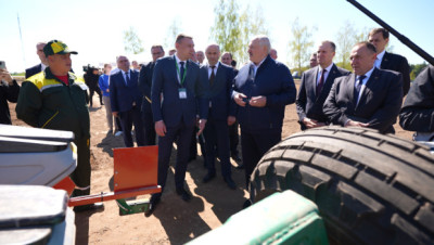 &quot;Надо мобилизоваться&quot;. Лукашенко требует искоренять бесхозяйственность на земле