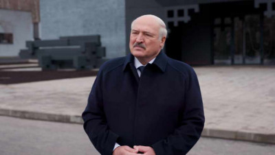 Лукашенко прокомментировал поставки Британией Киеву снарядов с обедненным ураном