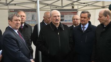 Лукашенко ознакомился с работой переправы через Припять и реконструкцией моста