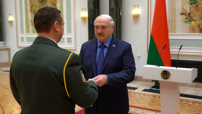 Лукашенко вручил генеральские погоны высшему офицерскому составу