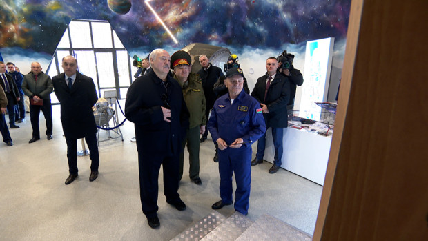 Лукашенко посетил Минский аэроклуб ДОСААФ