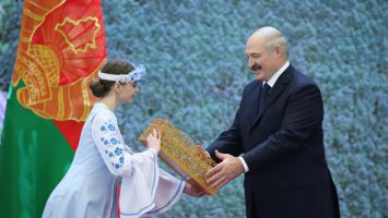 Лукашенко подарили Громничную свечу - символичный оберег белорусов