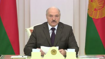 Лукашенко: в Беларуси не стоит выбор между исключительно контрактной или срочной службой в армии