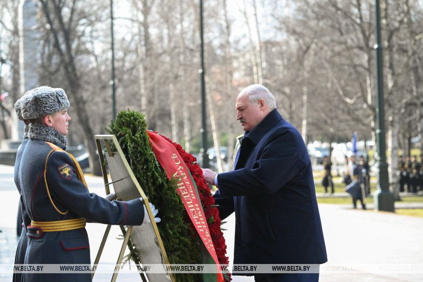 "Москва. Кремль. Лукашенко", "труба" Европе и новое поколение у власти. Итоги недели Президента