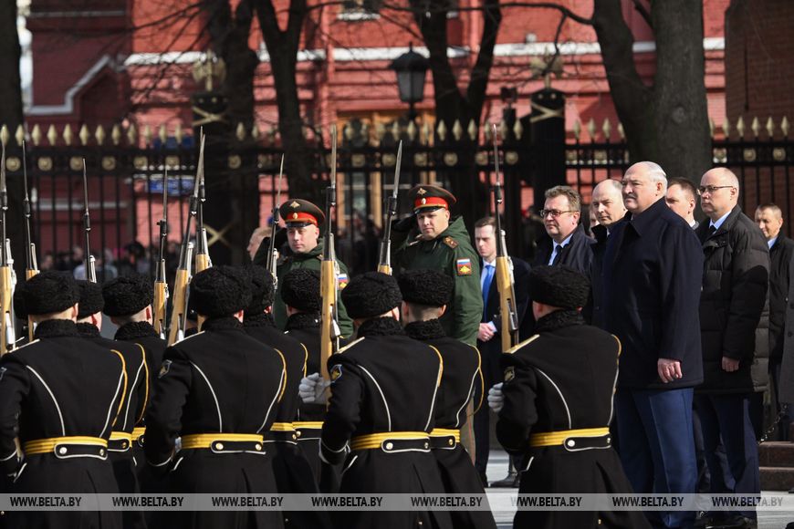 "Москва. Кремль. Лукашенко", "труба" Европе и новое поколение у власти. Итоги недели Президента