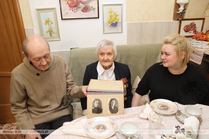 Сотая весна с верой и любовью в сердце. В Гомеле участница ВОВ принимала поздравления с 8 Марта