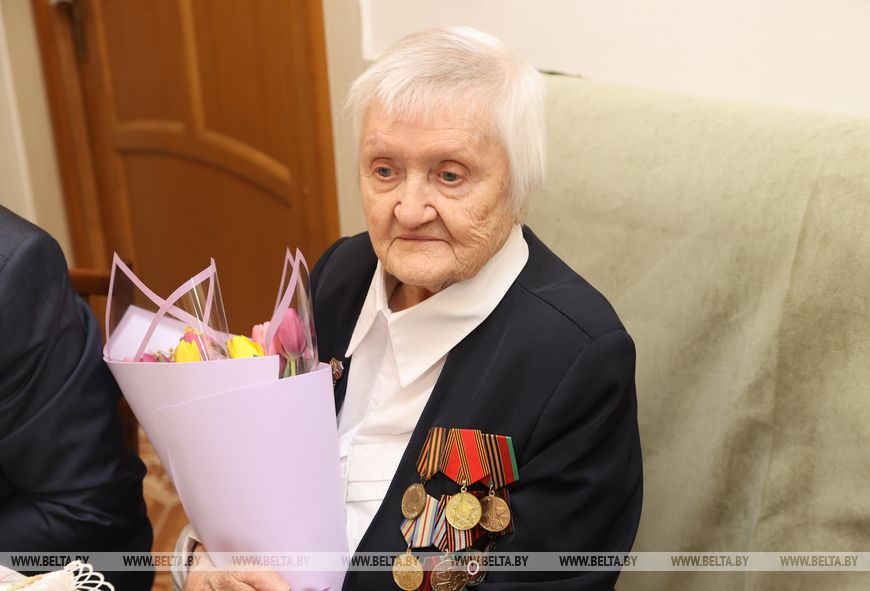 Сотая весна с верой и любовью в сердце. В Гомеле участница ВОВ принимала поздравления с 8 Марта