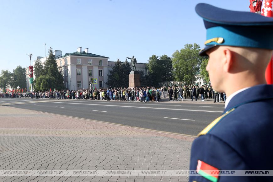 Современная и ретротехника, пешие расчеты. Парад Победы проехал по улицам Бреста