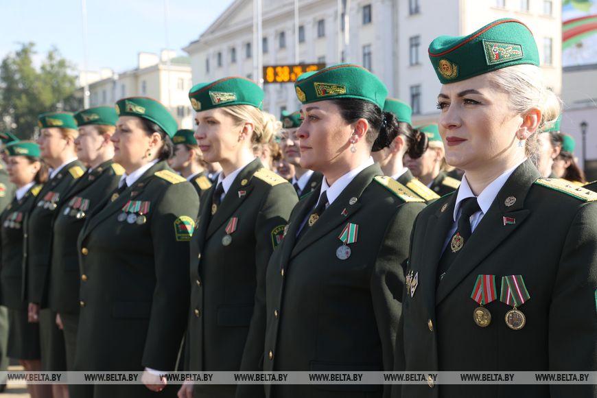 Современная и ретротехника, пешие расчеты. Парад Победы проехал по улицам Бреста