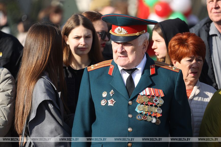 Современная и ретротехника, пешие расчеты. Парад Победы проехал по улицам Бреста