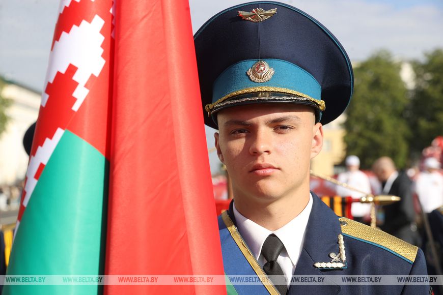 Современная и ретротехника, пешие расчеты. Парад Победы проехал по улицам Бреста