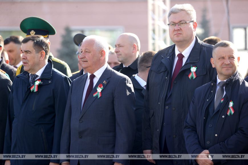 Современная и ретротехника, пешие расчеты. Парад Победы проехал по улицам Бреста