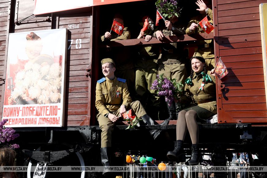 Современная и ретротехника, пешие расчеты. Парад Победы проехал по улицам Бреста
