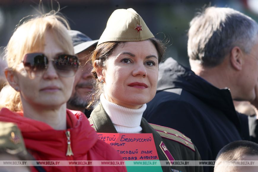 Современная и ретротехника, пешие расчеты. Парад Победы проехал по улицам Бреста