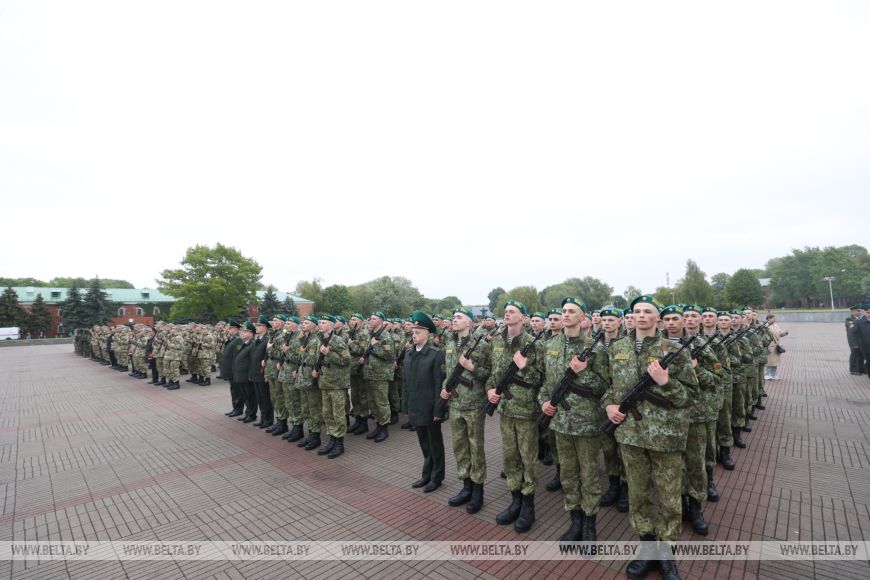 Молодое пополнение пограничников и военнослужащих внутренних войск приняли присягу в Брестской крепости
